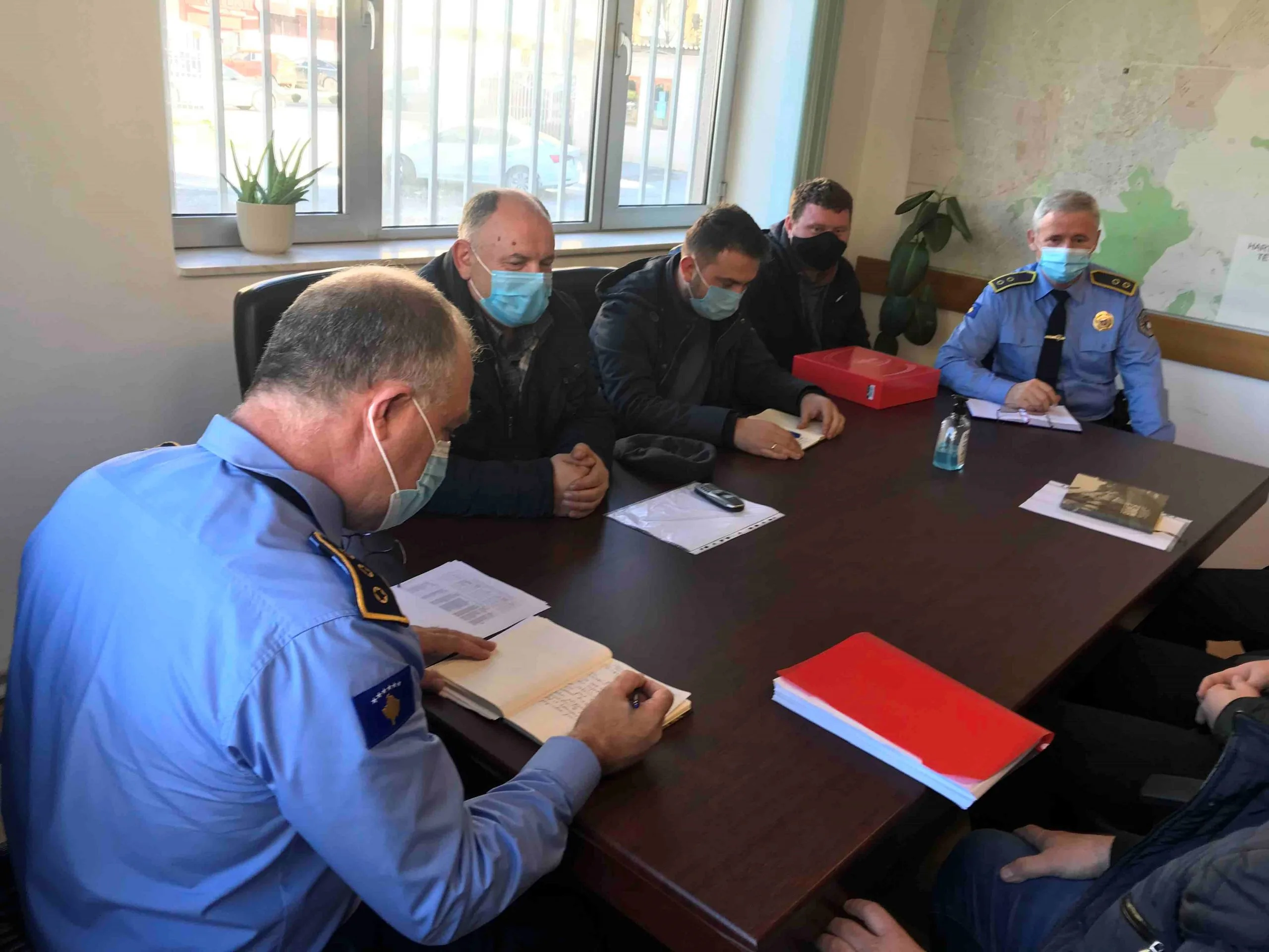 Policia, zyrtarë komunal dhe drejtuesit e kompanive kontraktuese, takim për mirëmbajtjen e rrugëve në rajonin e Prizrenit