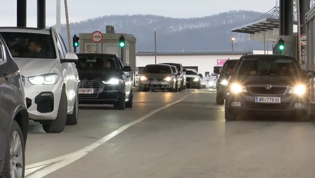 Pamje nga kolona në Merdare, ku mërgimtarët po presin deri në 5 orë për të hyrë në Kosovë