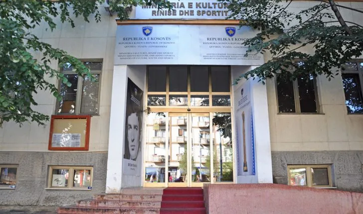 Rrahje në Ministrinë e Kulturës, ministri Çeku konfirmon rastin: Dhuna brenda institucioneve është e papranueshme