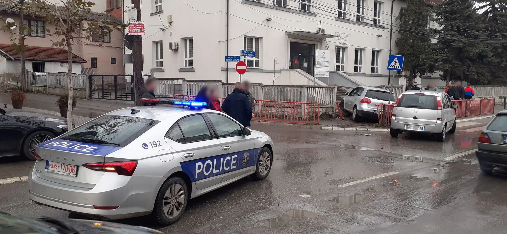 Aksident trafiku përballë gjimnazit Remzi Ademaj në Prizren