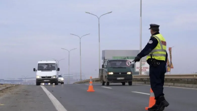 U prezantua si polic dhe ndali veturat në autostradë, arrestohet i dyshuari