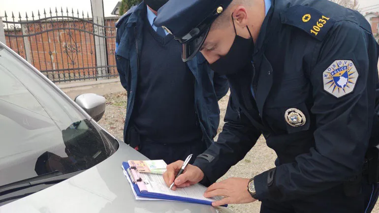 Policia shqiptoi 235 gjoba për mosrespektim të masave antiCOVID