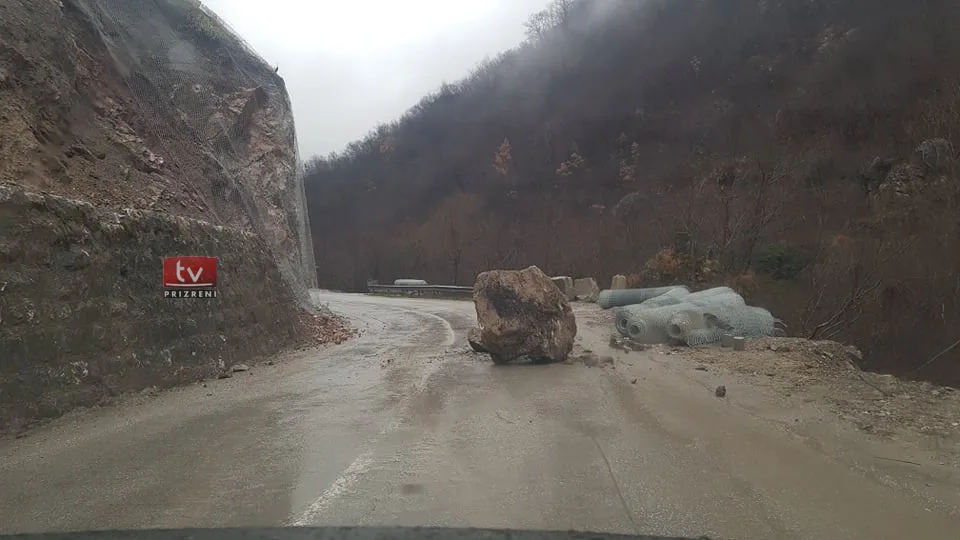 Shëmbje dheu në rrugën Prizren – Prevallë, organet kompetente intervenojnë menjëherë