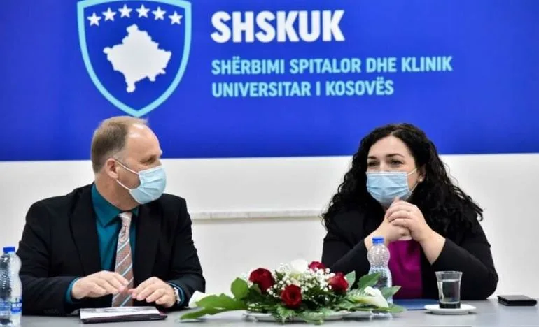 Presidentja Osmani viziton Klinikën Emergjente në QKUK