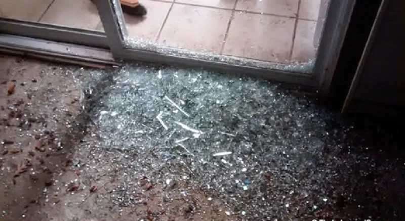 Gruaja në Rahovec ia then xhamat e lokalit burrit që e sulmoi, arrestohen nga Policia