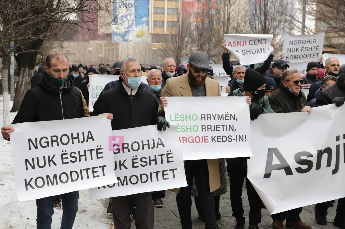 Qytetarët protestojnë kundër shtrenjtimit të rrymës