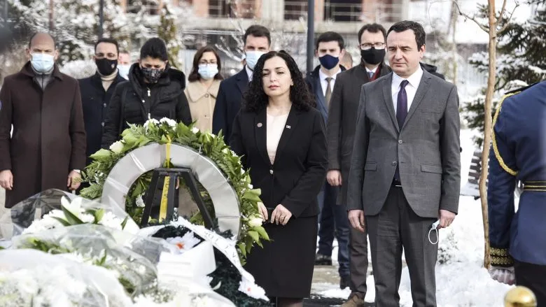 Osmani dhe Kurti bëjnë homazhe te varri i Rugovës: Bashkoi popullin shqiptar kundër Serbisë okupatore