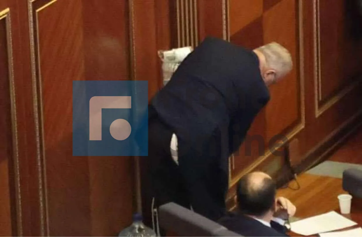 Vakia që i ndodhi sot Xhavit Halitit në Kuvend, i grisen pantallonat