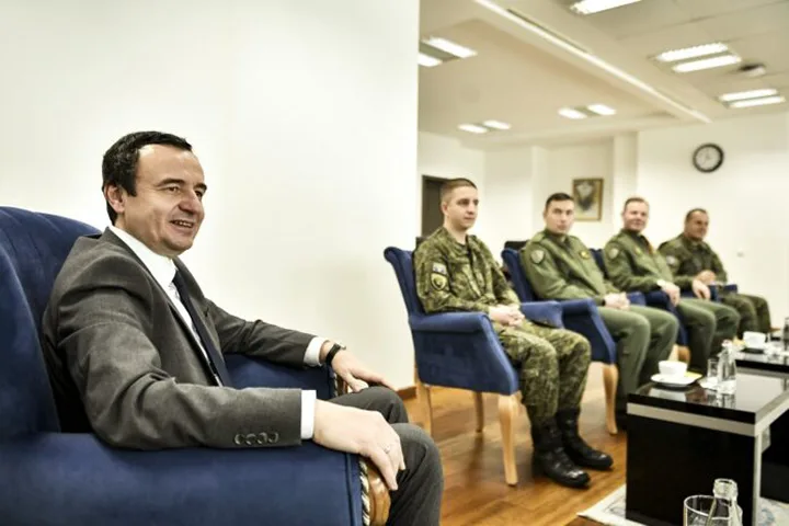 Kurti takon pilotët e Ushtrisë së Kosovës: Do të investojmë në shkollim dhe pajisje të FSK-së