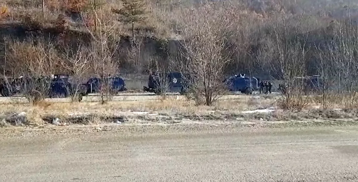 Njësitë Speciale me autoblinda vendosen në rrugën për Leposaviq (Video)