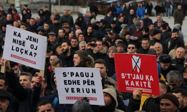 Shtyhet protesta e thirrur kundër shtrenjtimit të rrymës