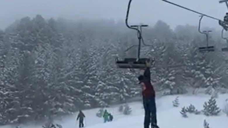 Momenti kur një person rrëzohet nga skilifti në Brezovicë