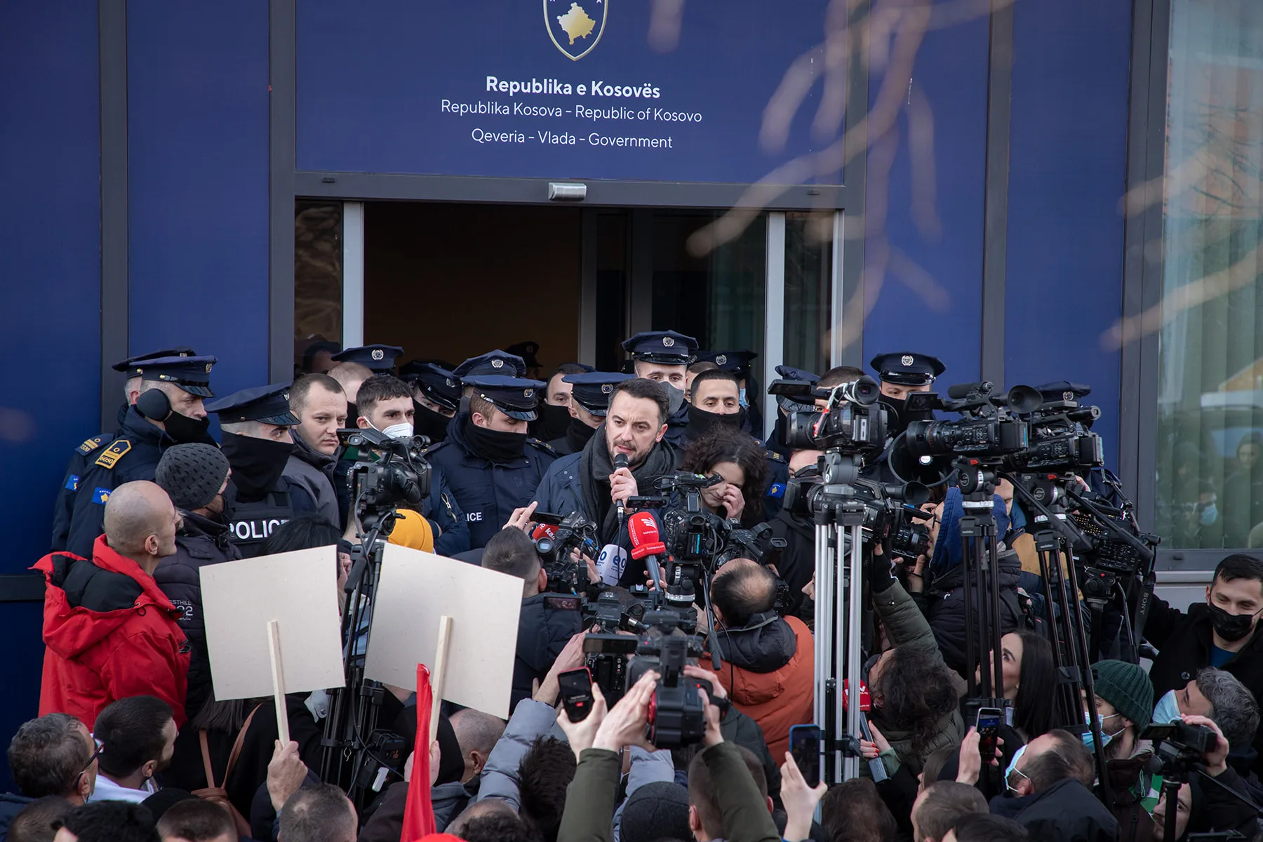 Policia po e kërkon Molliqajn për sulmin ndaj policit në protestë