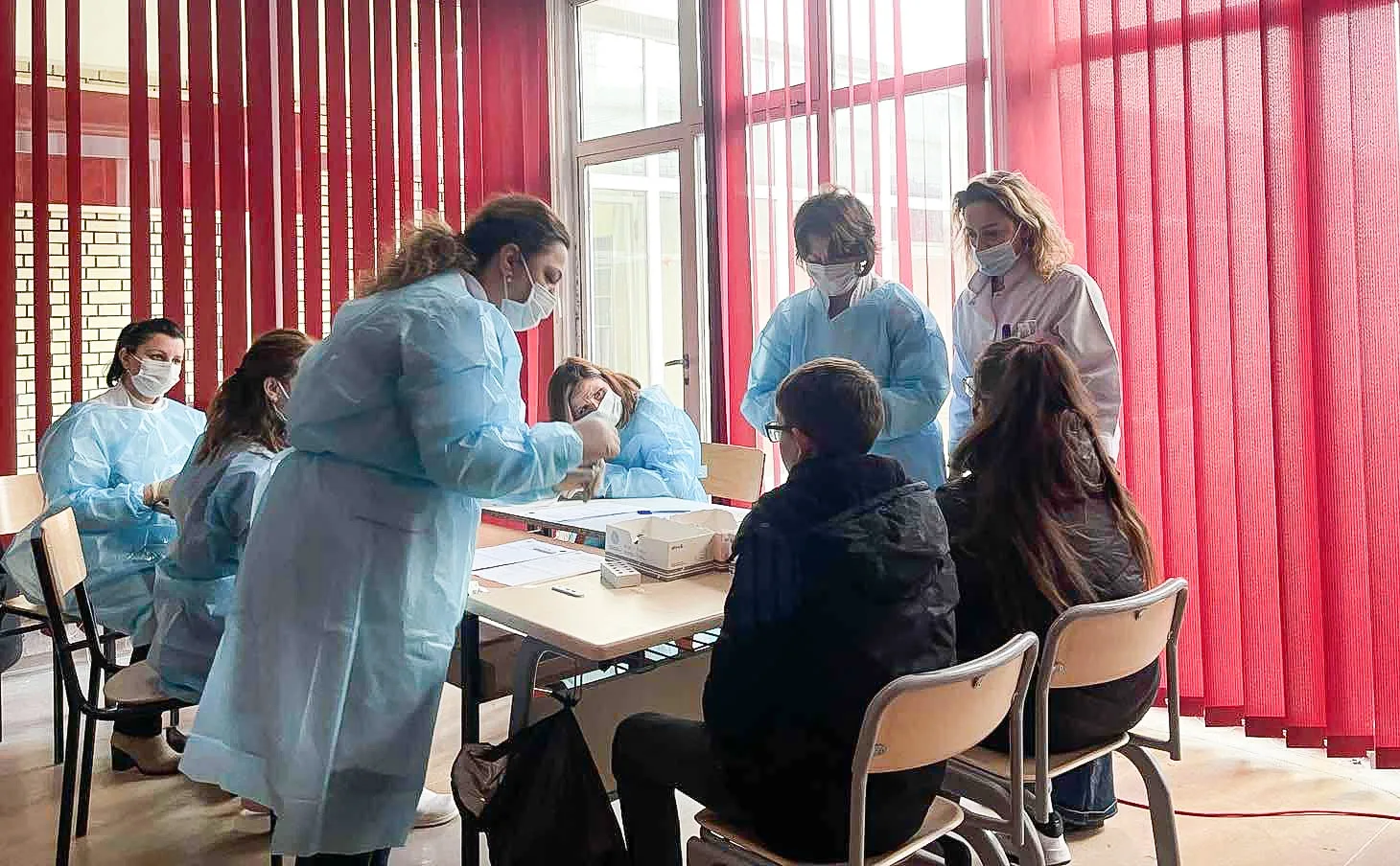 Ekipet mobile të DKSH në Prizren, po kryejnë testime anti-covid edhe nëpër shkolla