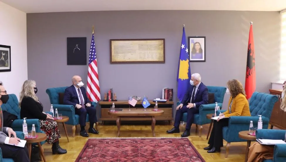 Sveçla e njofton Hovenier me prioritetet e Qeverisë dhe MPB-së