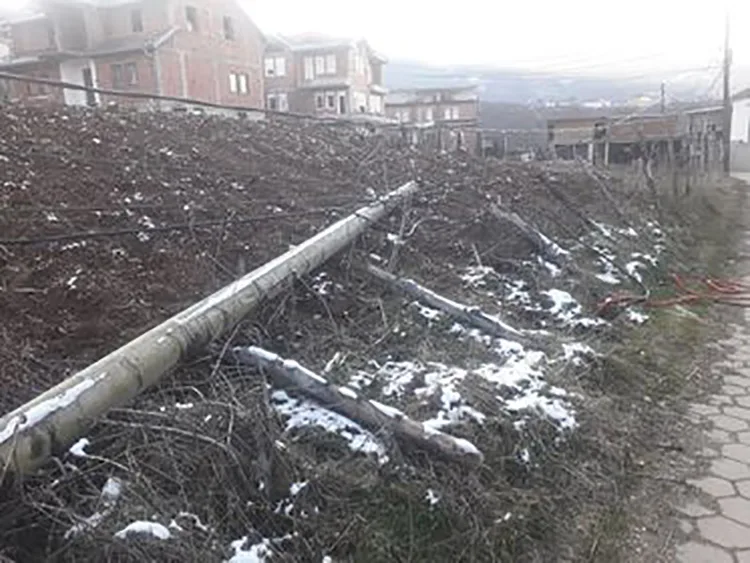 Shtylla e rrëzuar në tokë, shqetësim për banorët e fshatit Kabash të Hasit