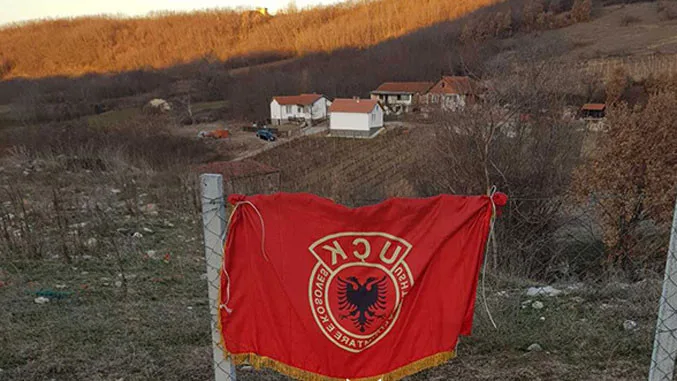 Ditën që përfaqësuesi amerikan erdhi në Kosovë, flamuri me stemë të UÇK-së në fshatin me shumicë serbe: A është ky inskenim i vet serbëve?