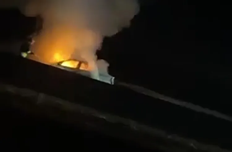 Digjet një veturë në autostradën “Ibrahim Rugova” (VIDEO)