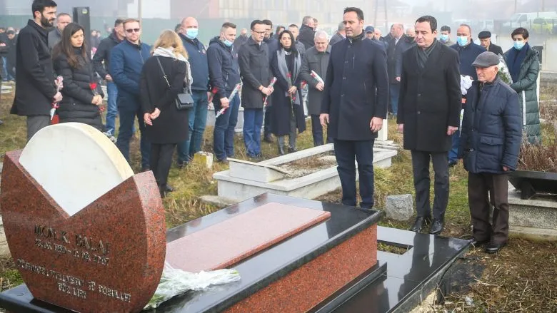 Kurti e Konjufca bëjnë homazhe te varri i Mon Balajt