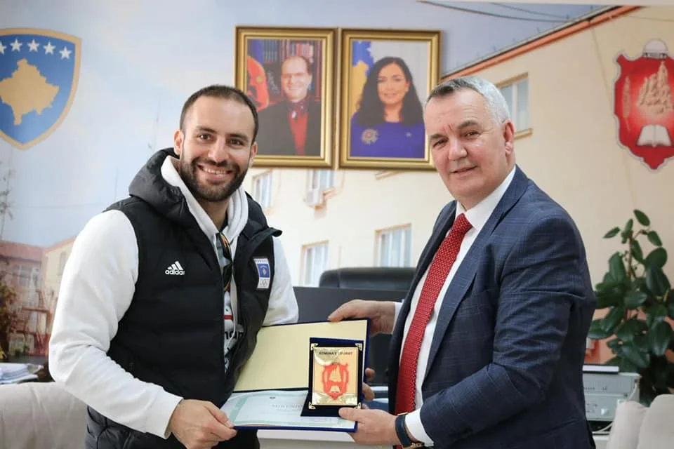 Skitari Albin Tahiri nderohet me mirënjohje nga Komuna e Lipjanit