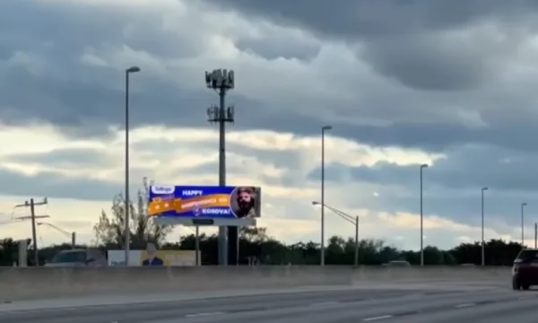 14 billboarde me fotografinë e Adem Jasharit vendosen në një nga autostradat në SHBA