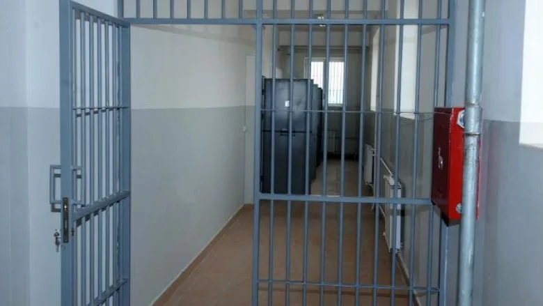 I gjuajti granatë dore në oborrin e shtëpisë, një muaj paraburgim për të pandehurin nga Rahoveci
