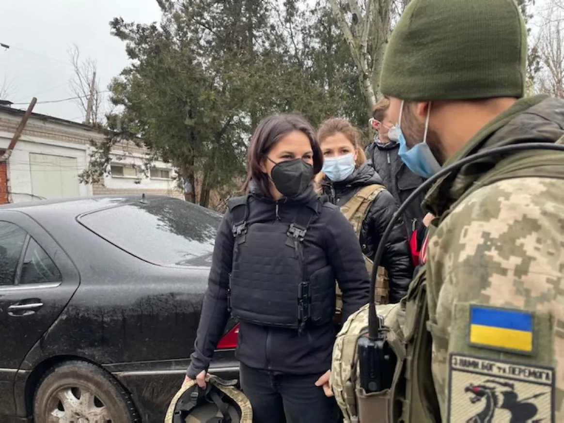 Krydiplomatja gjermane vendos jelek anti-plumb dhe del në terren në Ukrainë