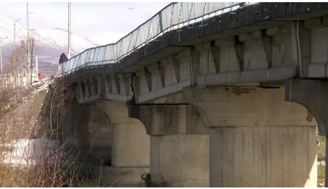 Ura në Rogovë të Hasit rrezikon të shembet (Video)