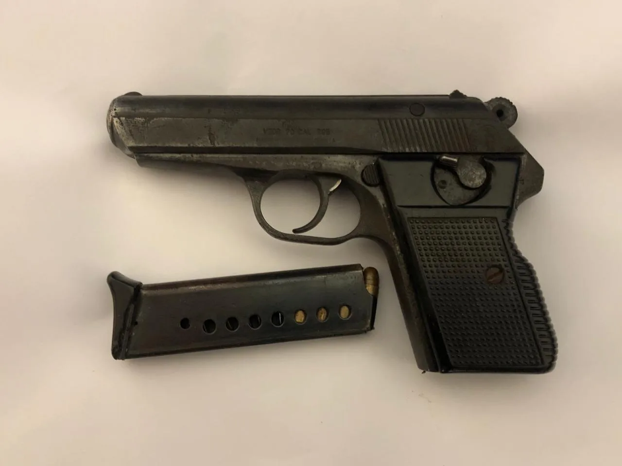 Nxënësit të shkollës fillore i konfiskohet një pistoletë