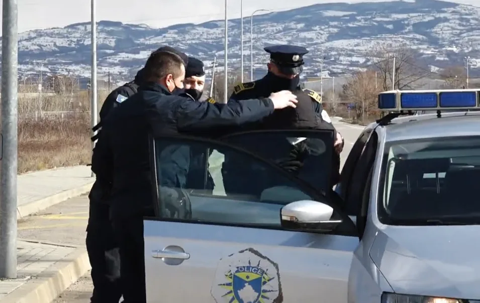 Suspendohen dy zyrtarë policor për arrestimin e kameramanit
