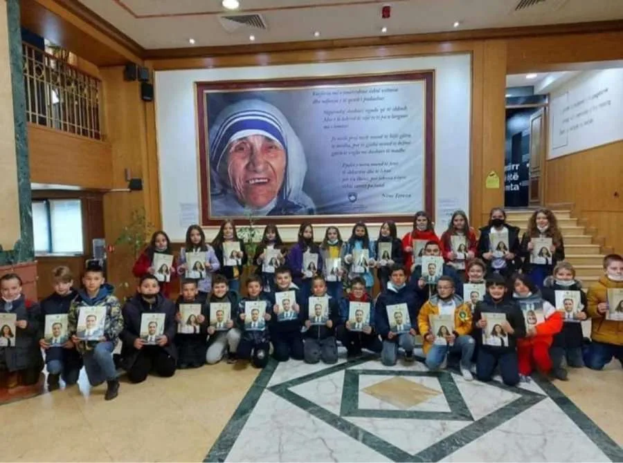 Edhe presidenca distancohet nga fotografimi i nxënësve me portretet e Osmanit e Konjufcës