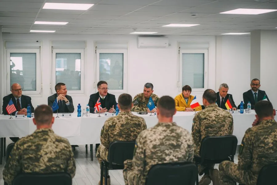 Në Kosovë ka ushtarë të Ukrainës, ambasadori amerikan tregon për takimin e sotëm me ta