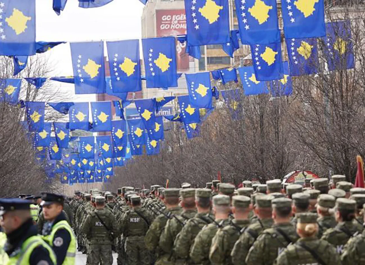 Parakalimi i ushtarëve dhe policëve të Kosovës në 14 vjetorin e Pavarësisë