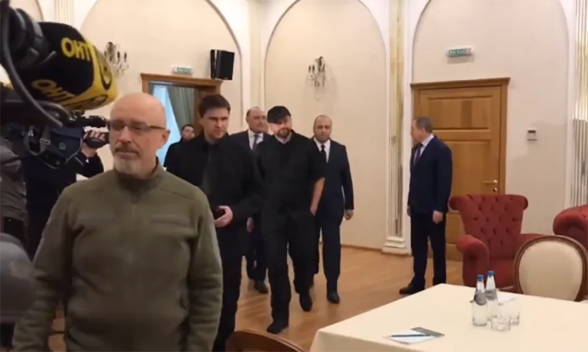 Futja e delegacioneve në dhomën e takimin, shikoni ecjen e ministrit ukrainas të Mbrojtjes
