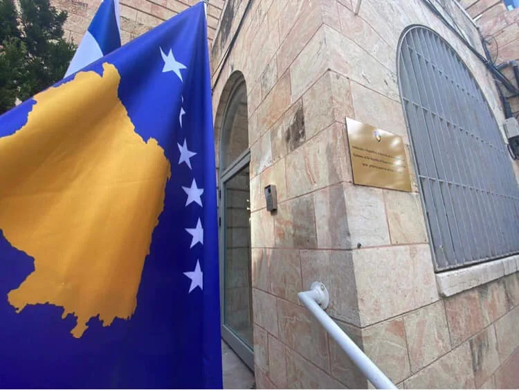 Kryediplomati izraelit uron kosovarët: Na pëlqen që flamuri juaj valon në ambasadë në Jerusalem