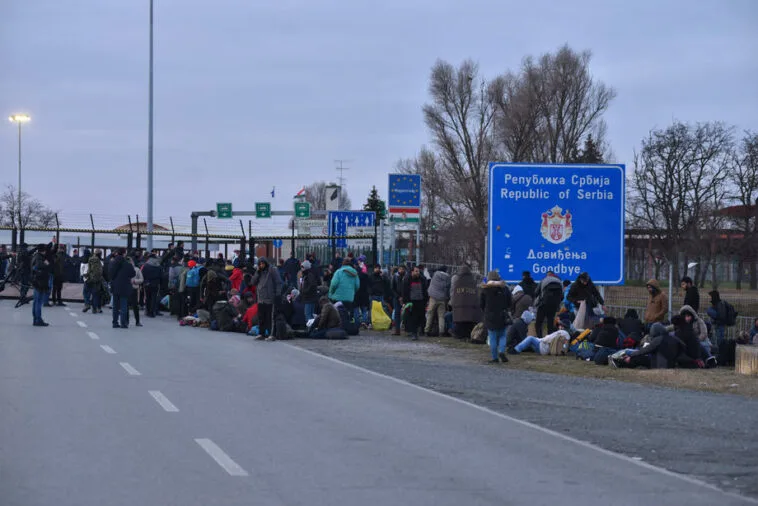 Hungaria ‘përgatitet’ për refugjatë, vendos forca të armatosura në pika kufitare