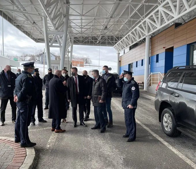 Lajçak përfundon vizitën në Kosovë, niset drejt Beogradit