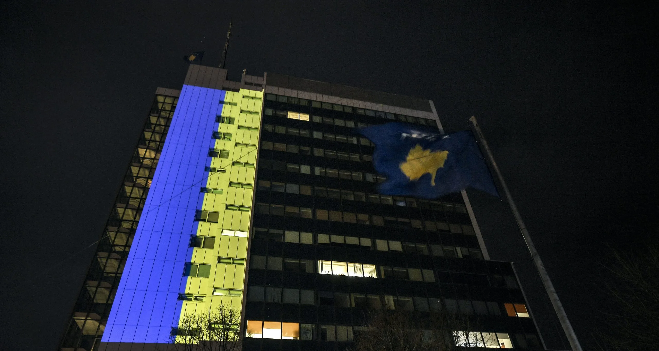 Qeveria i merr ngjyrat e flamurit ukrainas si shenjë mbështetjeje