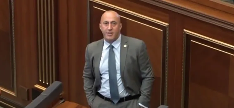 Haradinaj dëgjon muzikë patriotike në Kuvend (VIDEO)