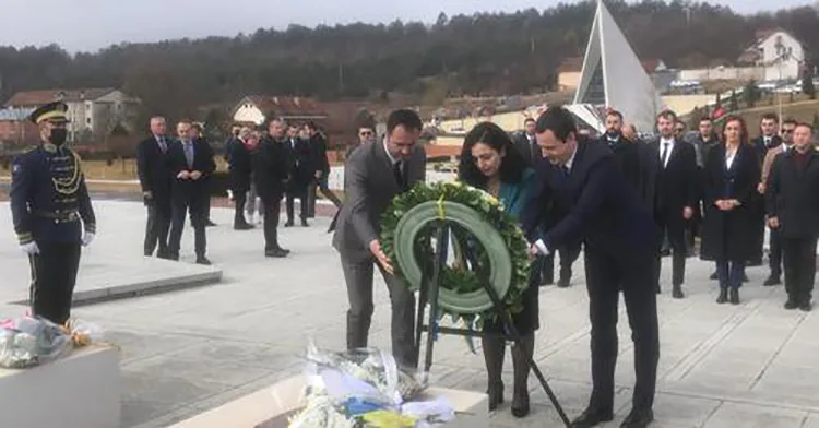 Krerët e shtetit bëjnë homazhe në Prekaz – FOTO
