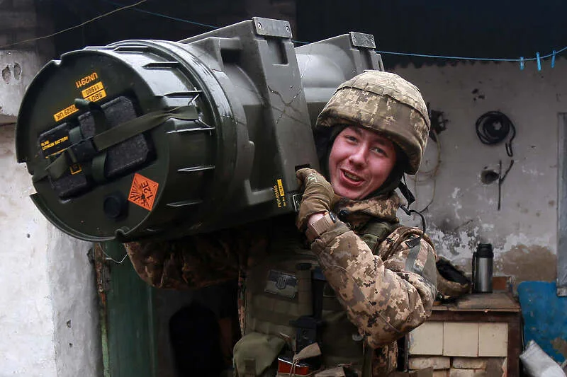 Ushtari ukrainas pretendon se me armën anti-tank NLAW, mund të shkatërrojë pesë tanke ruse për pesë minuta