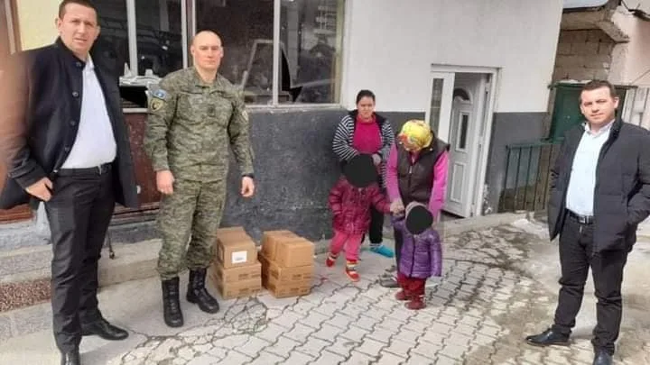 FSK ndihmon me pako ushqimore 50 familje nevojtare në fshatrat e Gorës së Dragashit