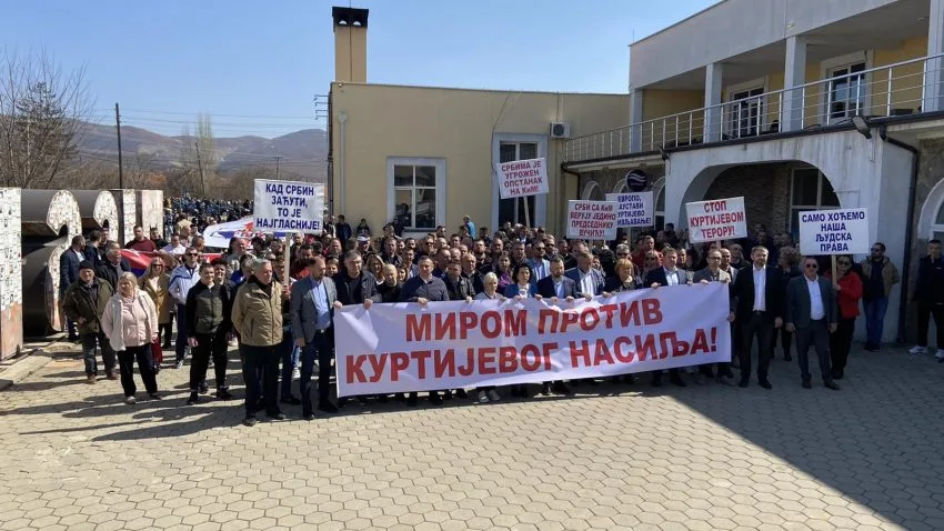 Të paktën 10 autobusë me protestues nga Serbia arrijnë në Mitrovicën e Veriut