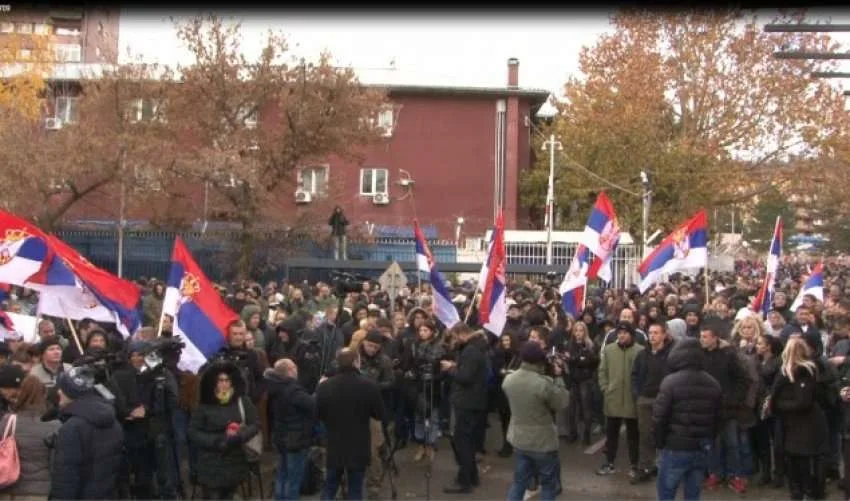 Serbët në veri nisen të mblidhen për protestë