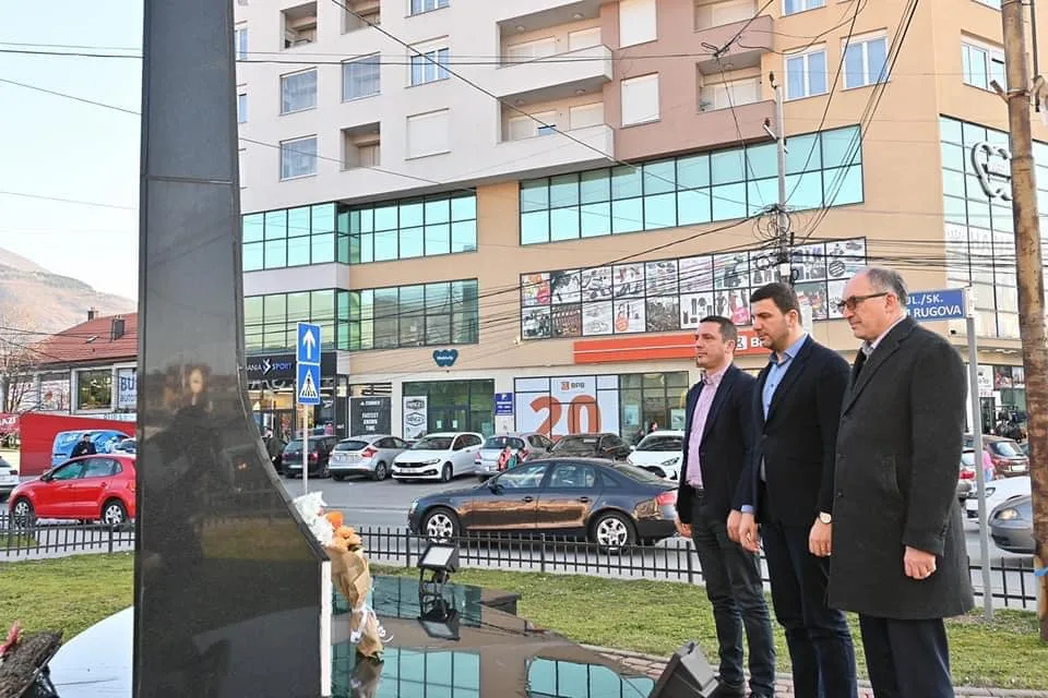 Kryetari Totaj e nënkryetari Gashi, dhe kryetari i PDK-së, Krasniqi, nderuan dy pilotët amerikan në 23 vjetorin e ndërhyrjes së NATO-s në Kosovë