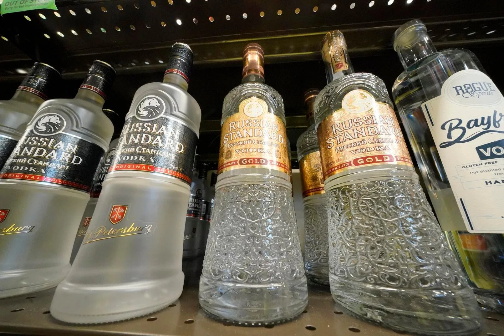 Supermarketet në Britani nuk e sheshin më vodkën ruse