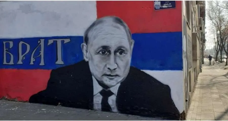 Murali i “vëllait” Putin shfaqet në Beograd