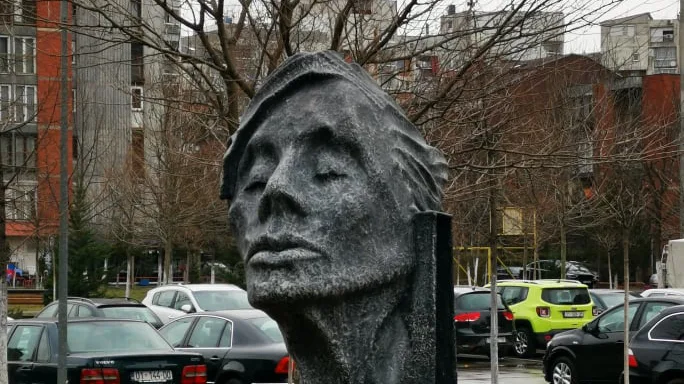 Si mirënjohje për kontributin e grave në shoqëri, vendoset një skulpturë në Prishtinë
