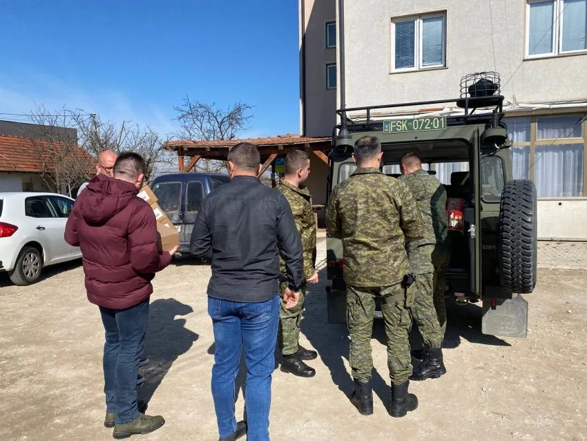 FSK-ja e Ushtria Amerikane shpërndajnë ndihma për familjet në nevojë