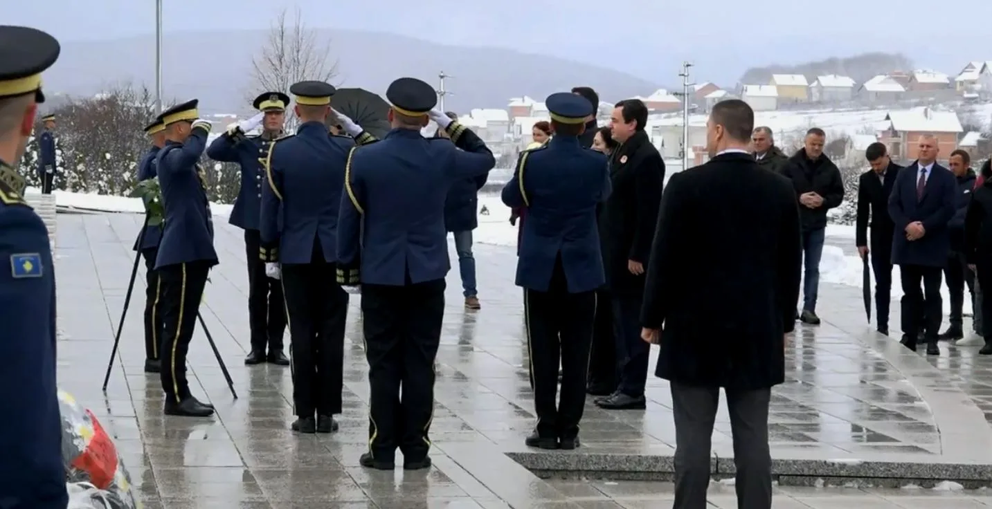 Krerët e shtetit bëjnë homazhe në Prekaz